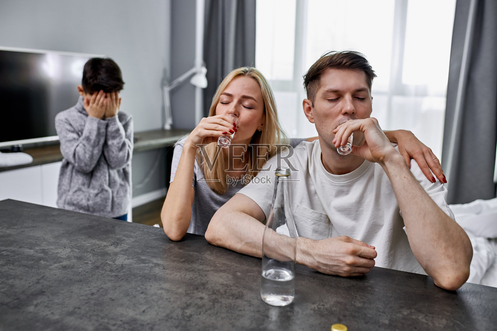 对酗酒父母感到绝望的孩子照片摄影图片