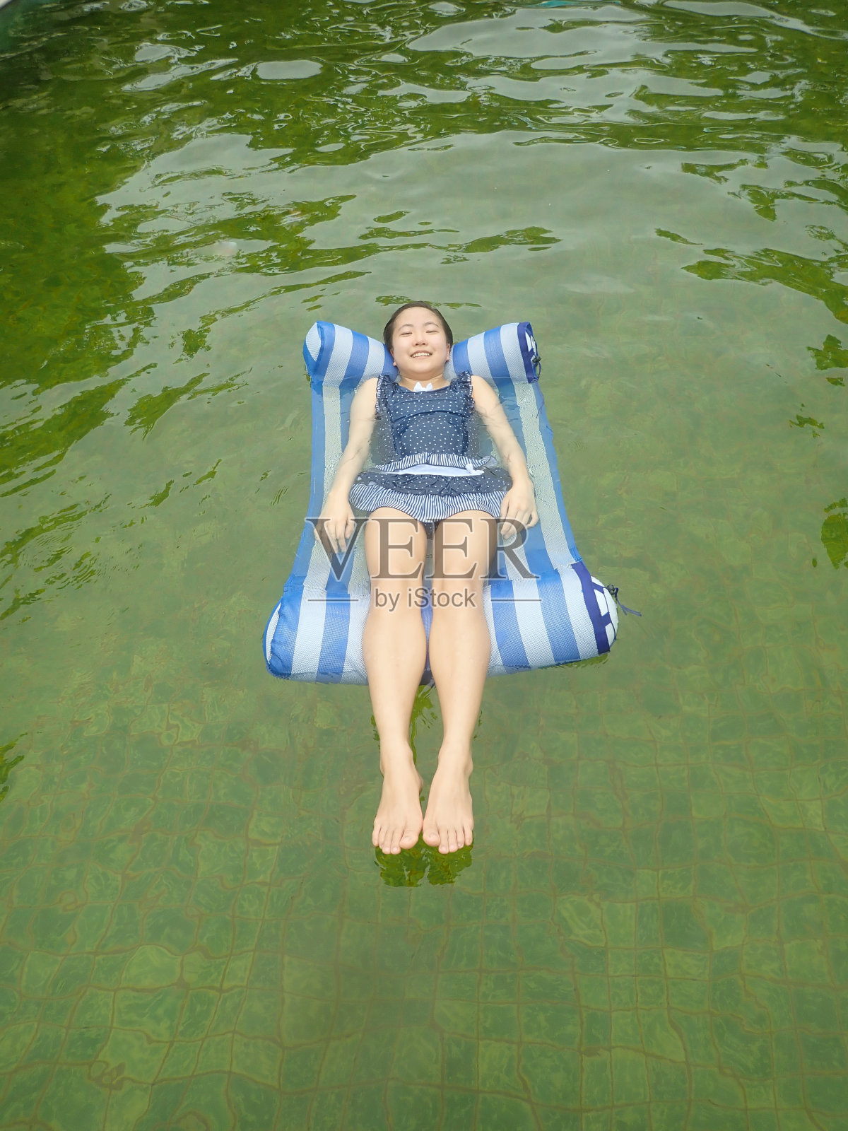 一个日本女孩喜欢泡温泉照片摄影图片