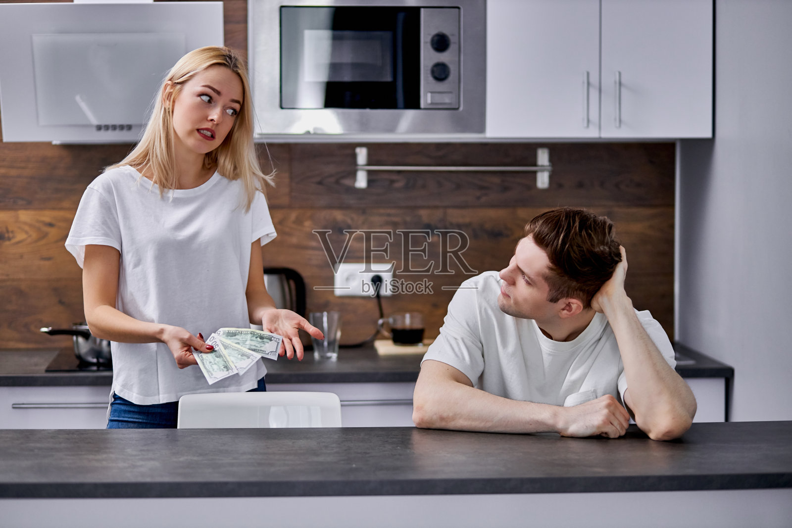 妻子对丈夫的薪水不满意照片摄影图片