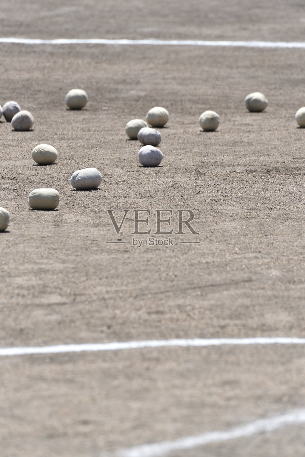 学校操场上的白球照片摄影图片