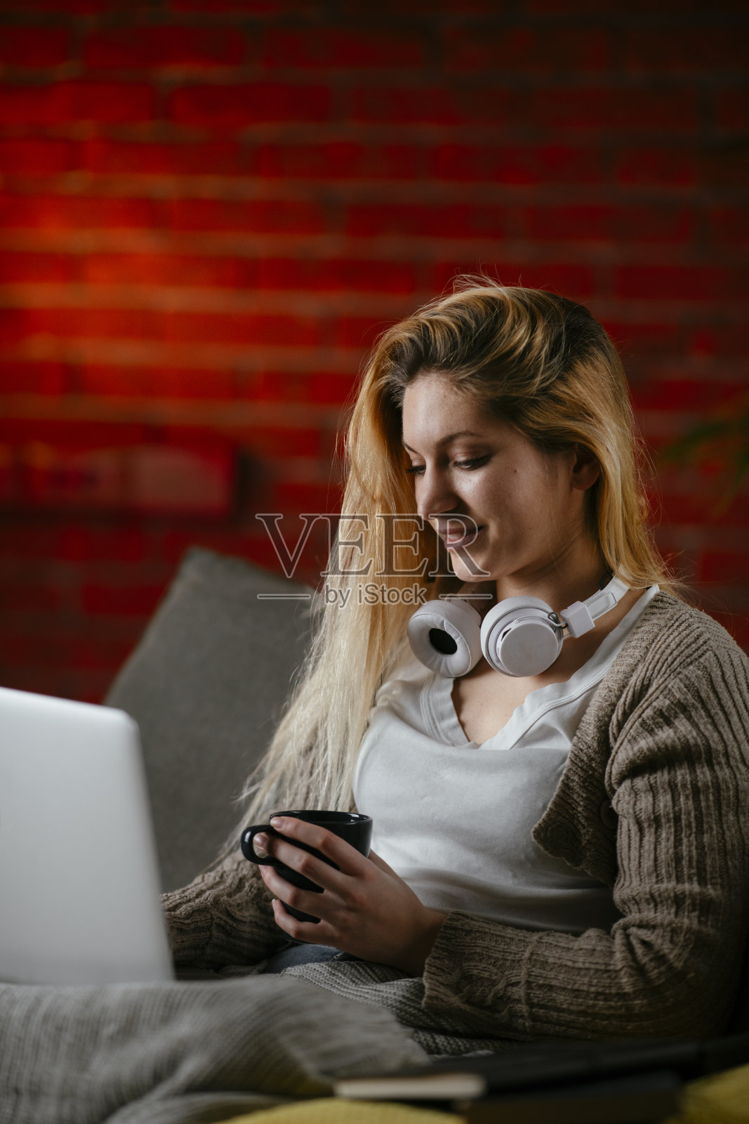 喝咖啡看电影的美女照片摄影图片