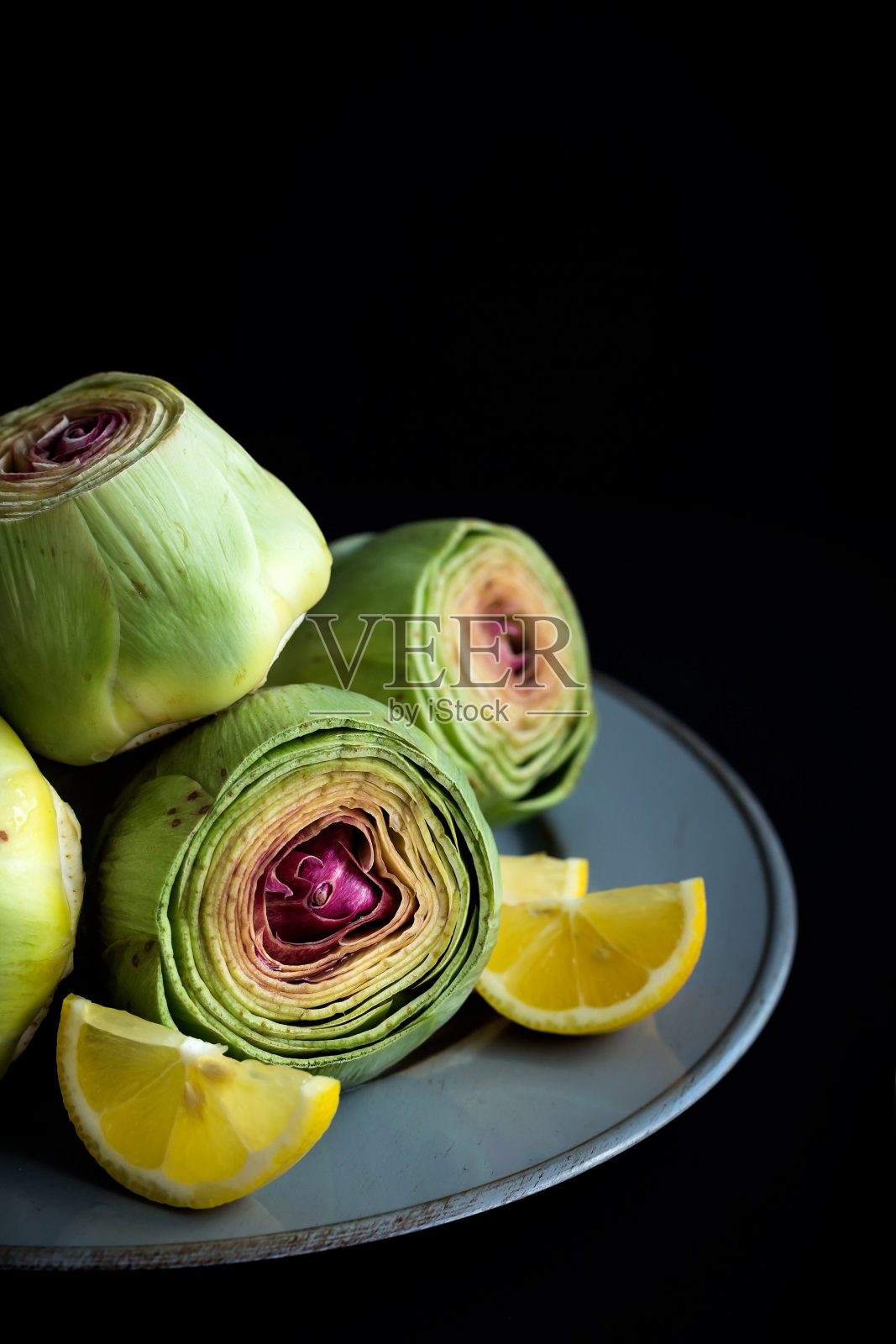 一组新鲜清洗切洋蓟照片摄影图片