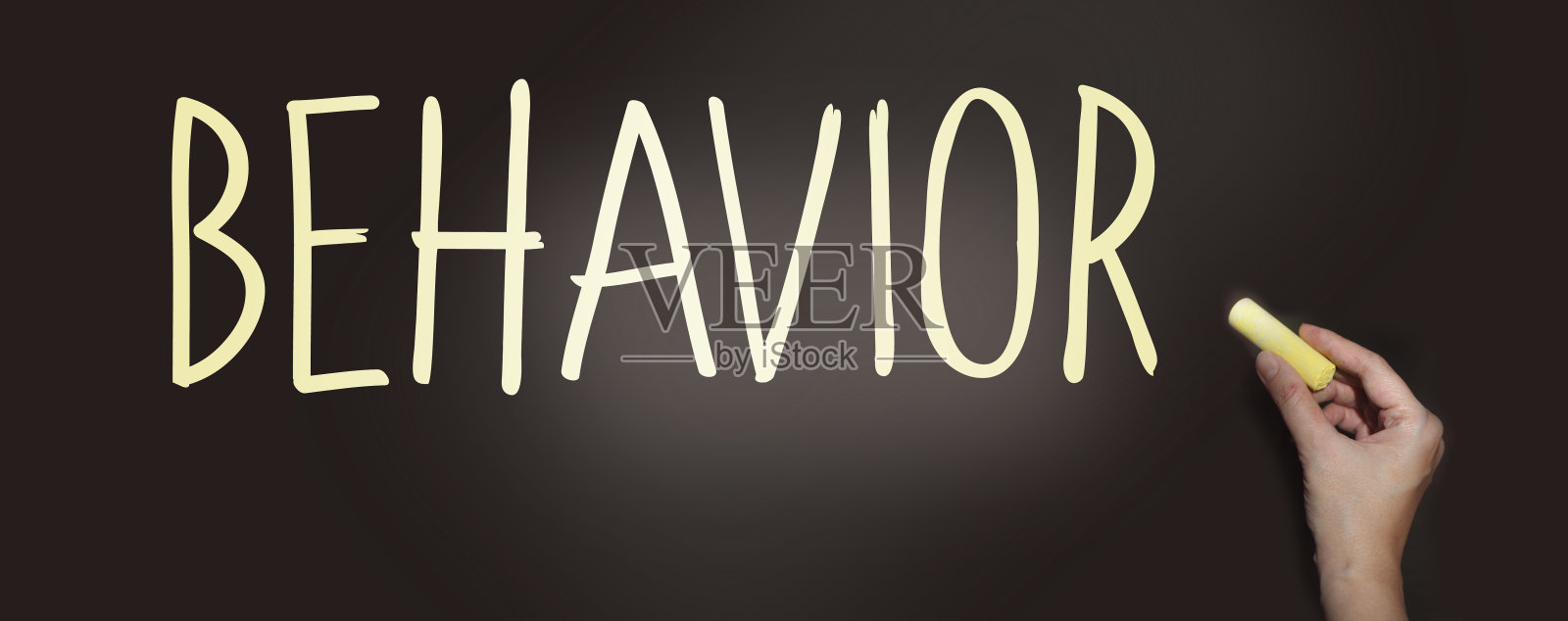 “行为”这个词用粉笔写在黑板上。心理学概念照片摄影图片
