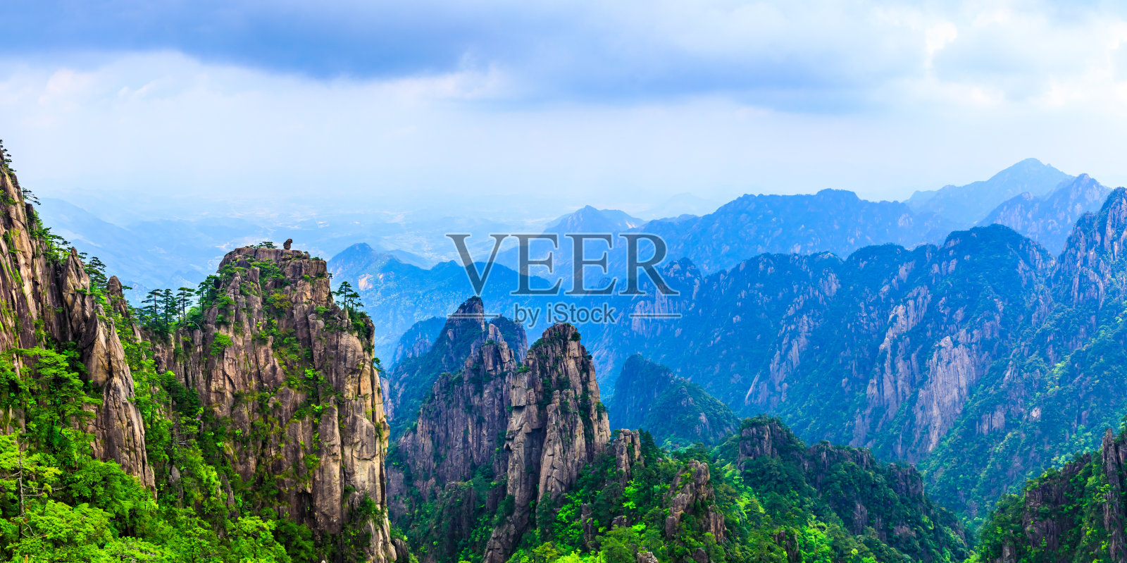 中国日落时的黄山风景。照片摄影图片