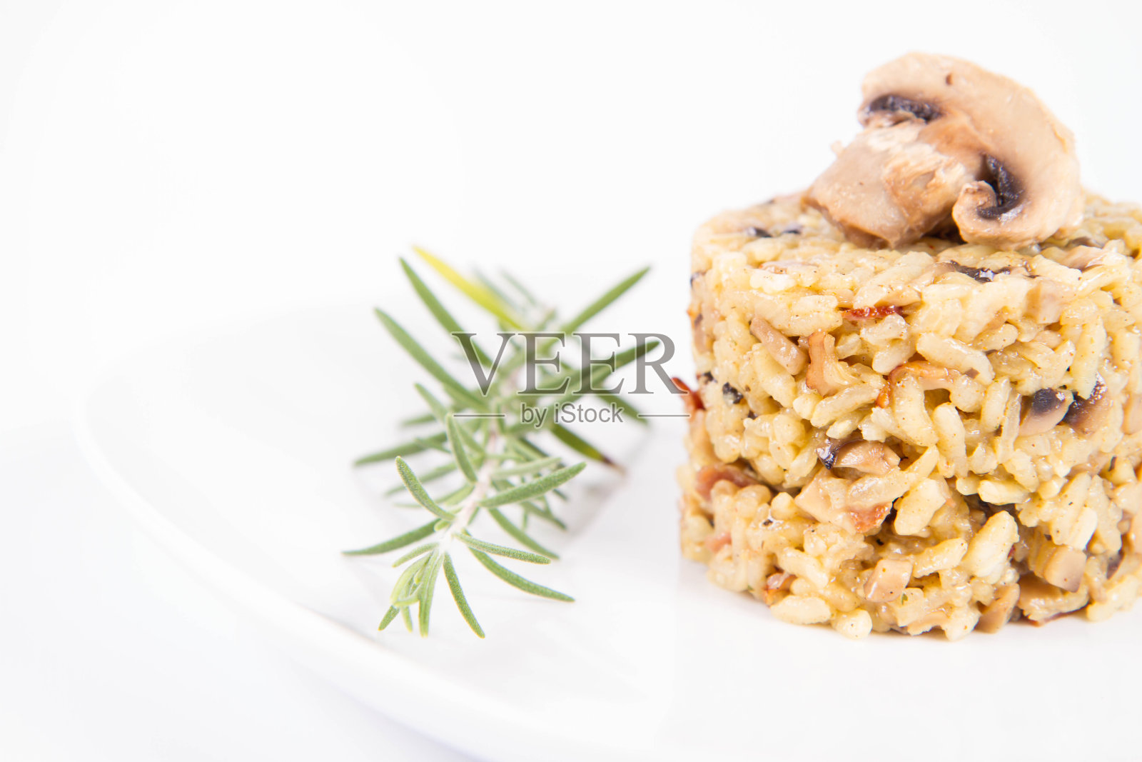 意大利烩饭配蘑菇和培根照片摄影图片