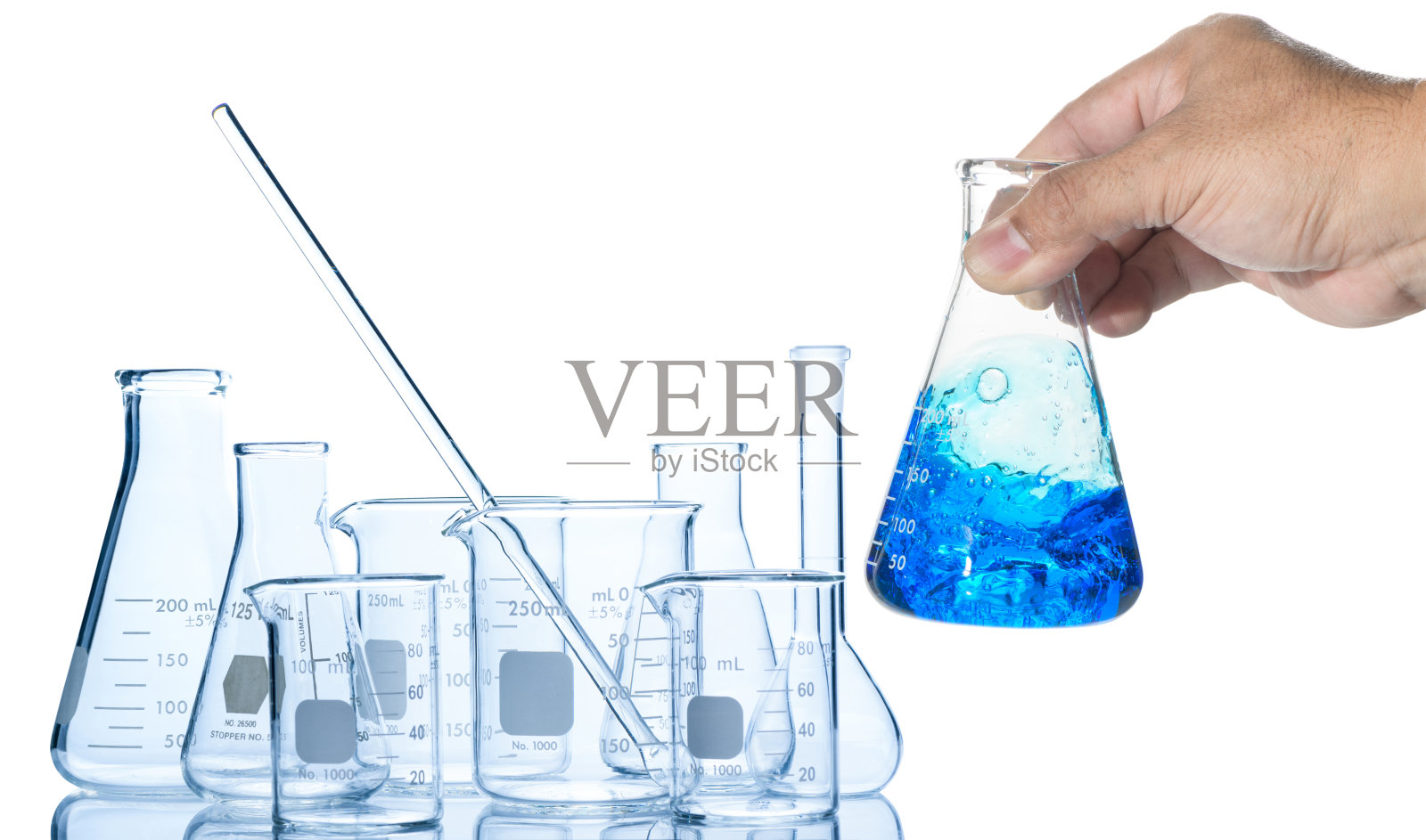 手科学家摇动装有蓝色液体的锥形瓶，照片摄影图片