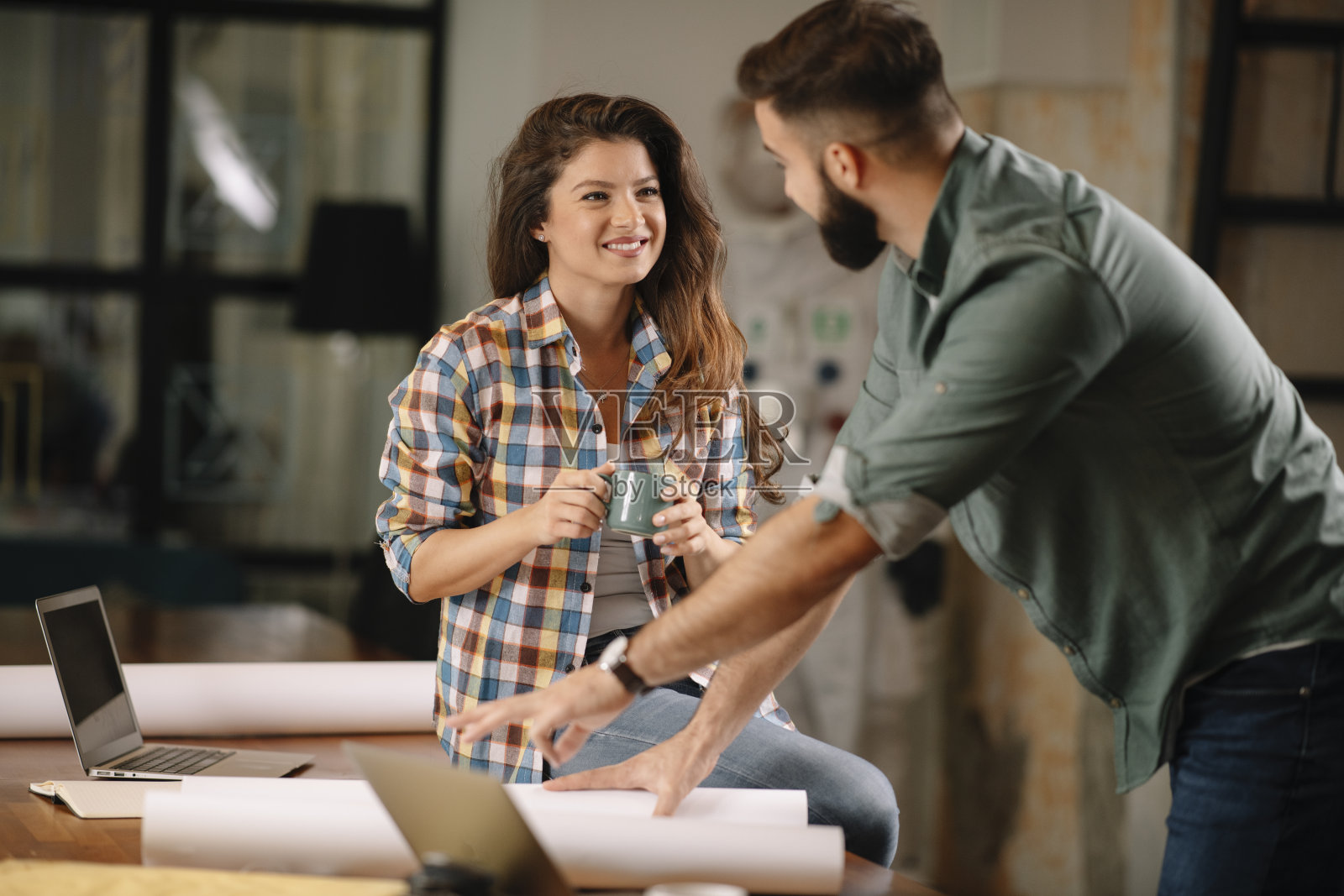 女商人和女商人在谈论新项目。照片摄影图片