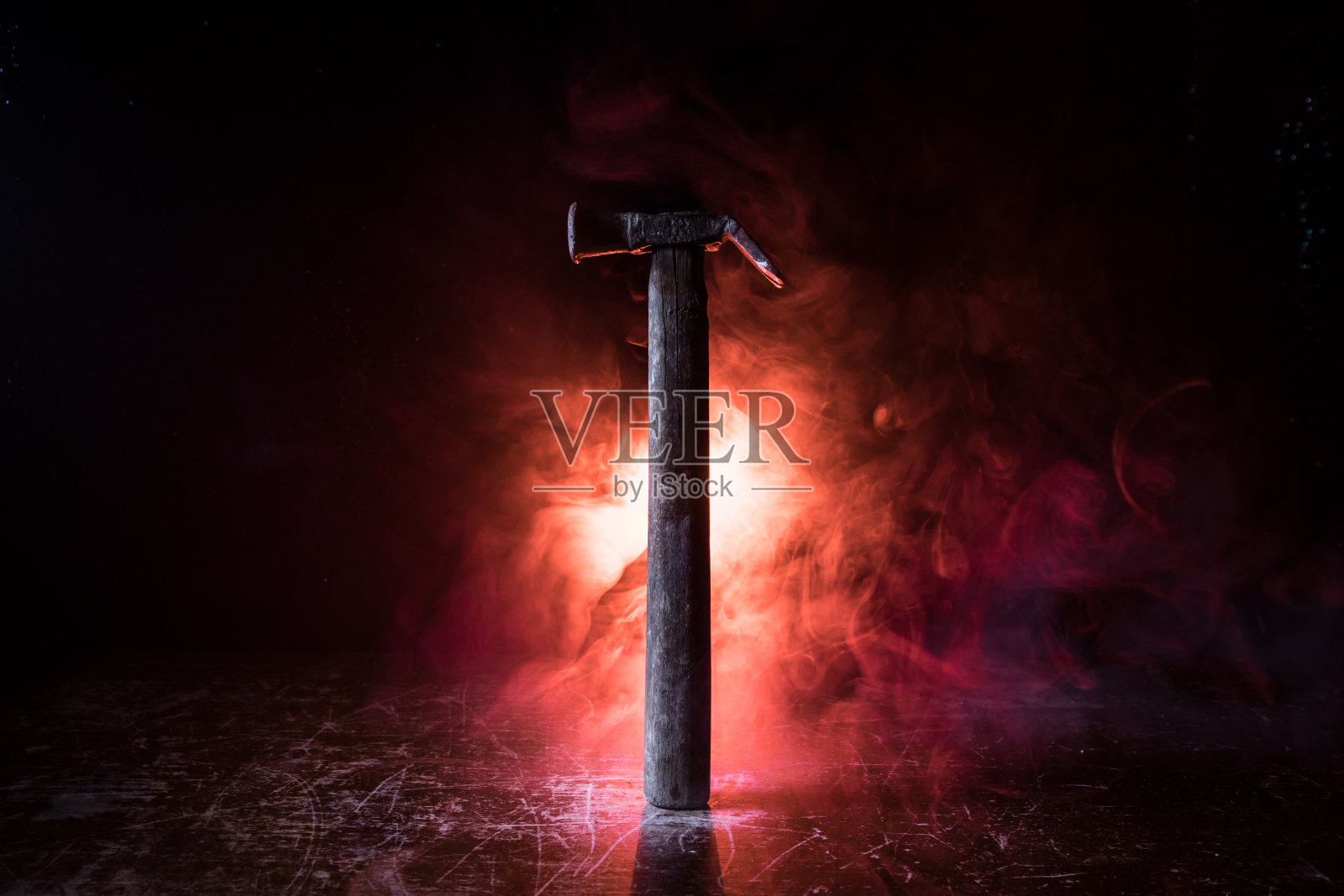 工具工作的概念。铁锤和钉子放在黑色的桌子上照片摄影图片