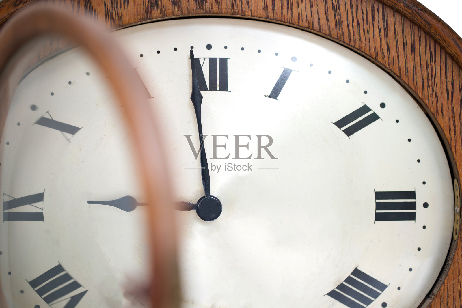 近景古董棕色手工时钟与罗马数字微距摄影照片摄影图片