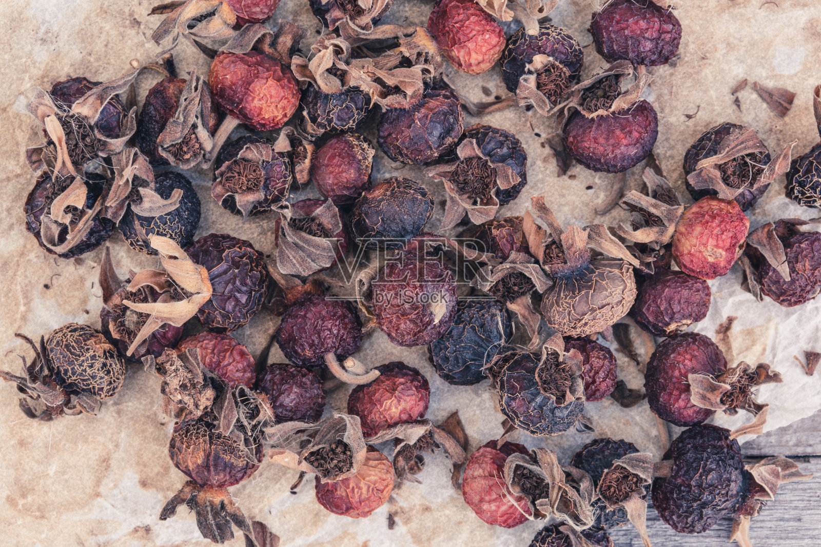 干玫瑰果浆果，用于制作花草茶照片摄影图片