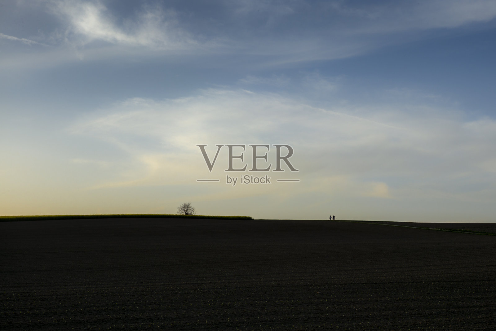 瑞士地平线上的社交距离照片摄影图片