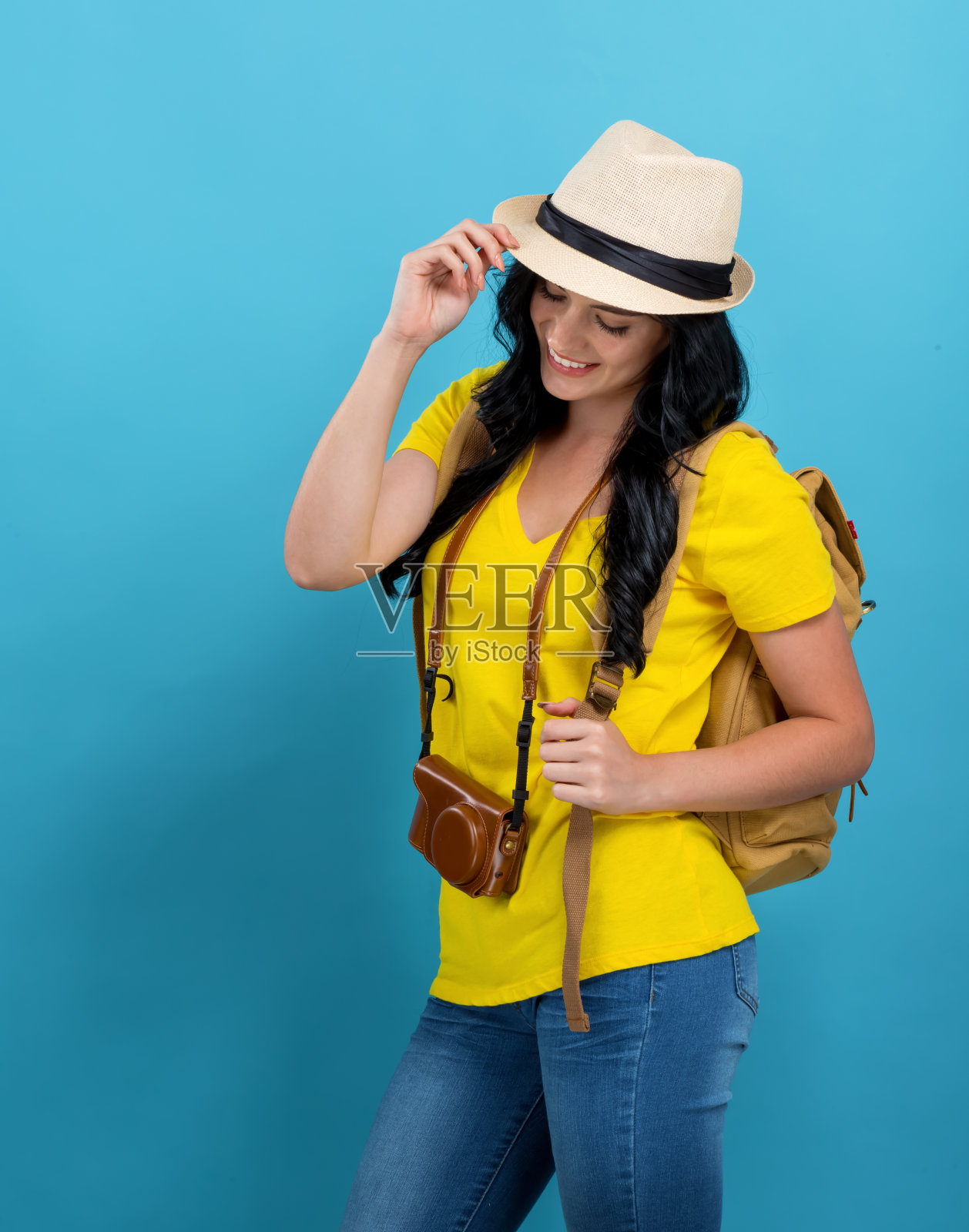 快乐的年轻女子徒步旅行照片摄影图片