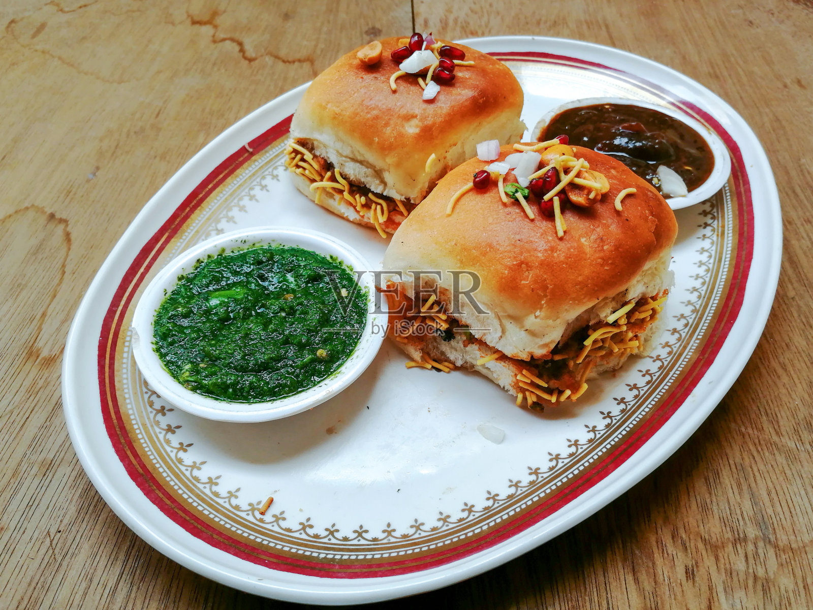 印度麻辣街头小吃大贝利装盘供应。照片摄影图片