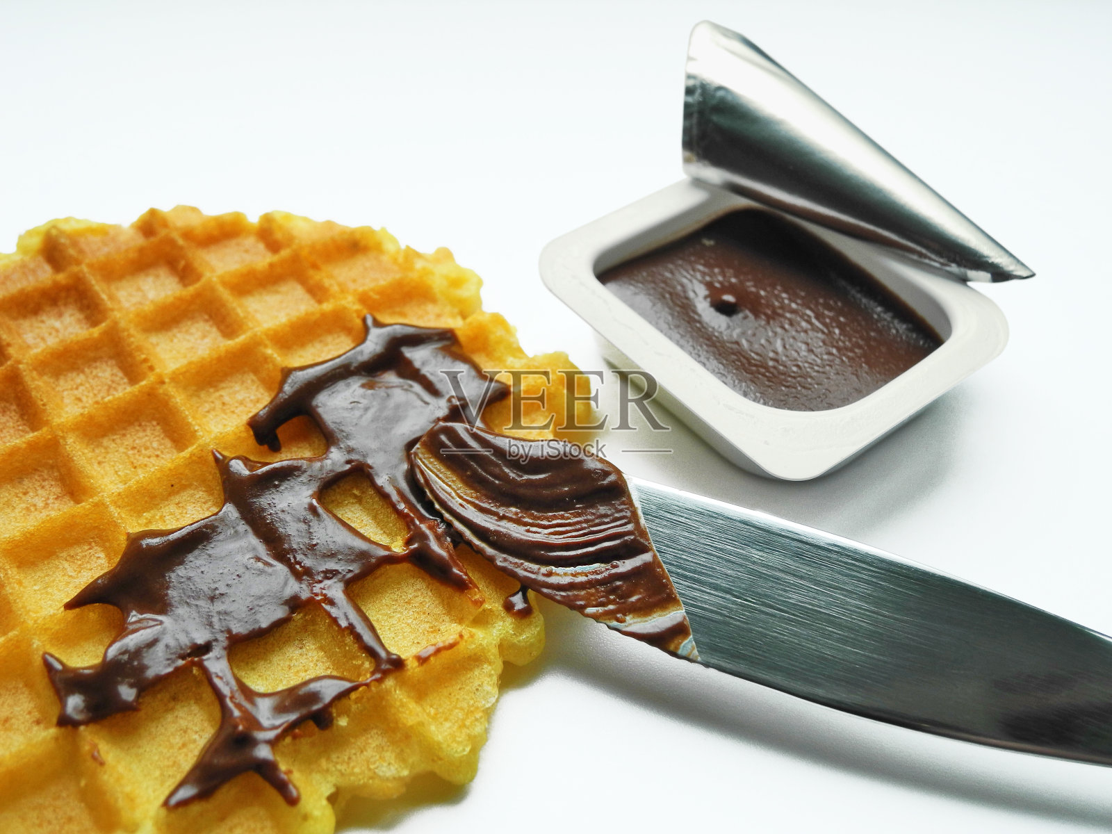 圆脆华夫饼配巧克力奶油照片摄影图片