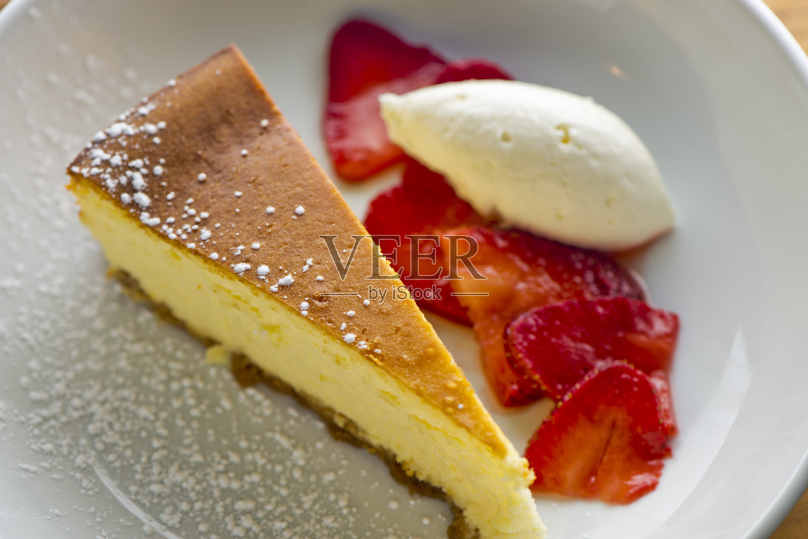 甜点蛋糕。经典的美国或法国面包店或糕点店的最爱。饼干，鲜奶油，蛋糕，巧克力奶油，鸡蛋和香草豆。照片摄影图片