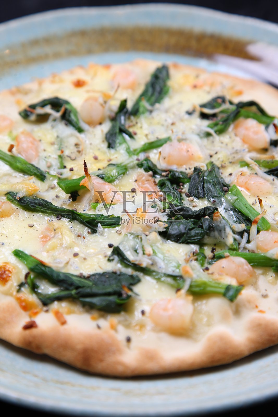 菜花和大虾披萨照片摄影图片