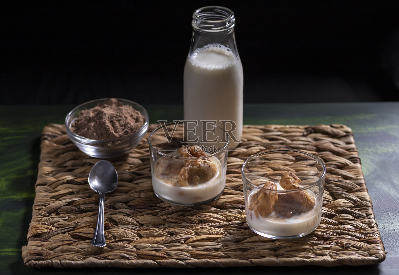 牛奶鸡蛋，埃斯特雷马杜拉的典型甜点，撒上牛奶、肉桂和可可的油炸面团照片摄影图片