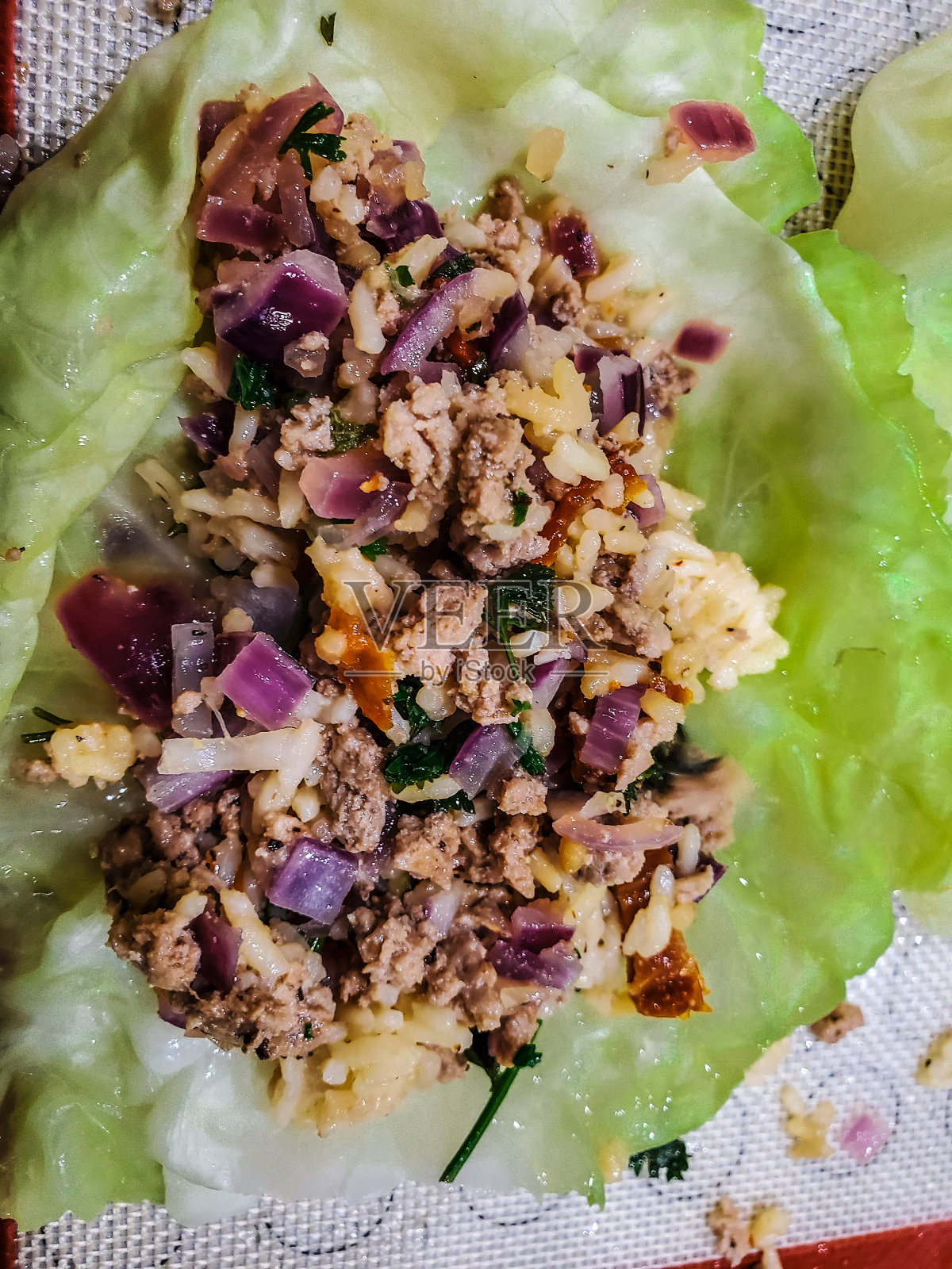 卷心菜卷带肉馅叶随时卷起来照片摄影图片