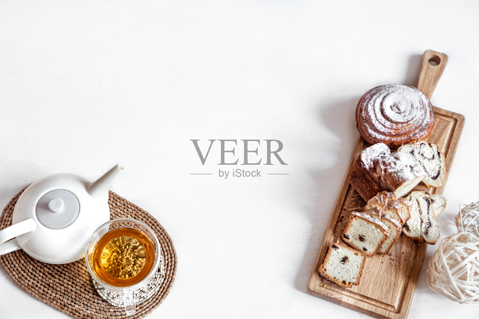 新鲜的糕点配茶。照片摄影图片