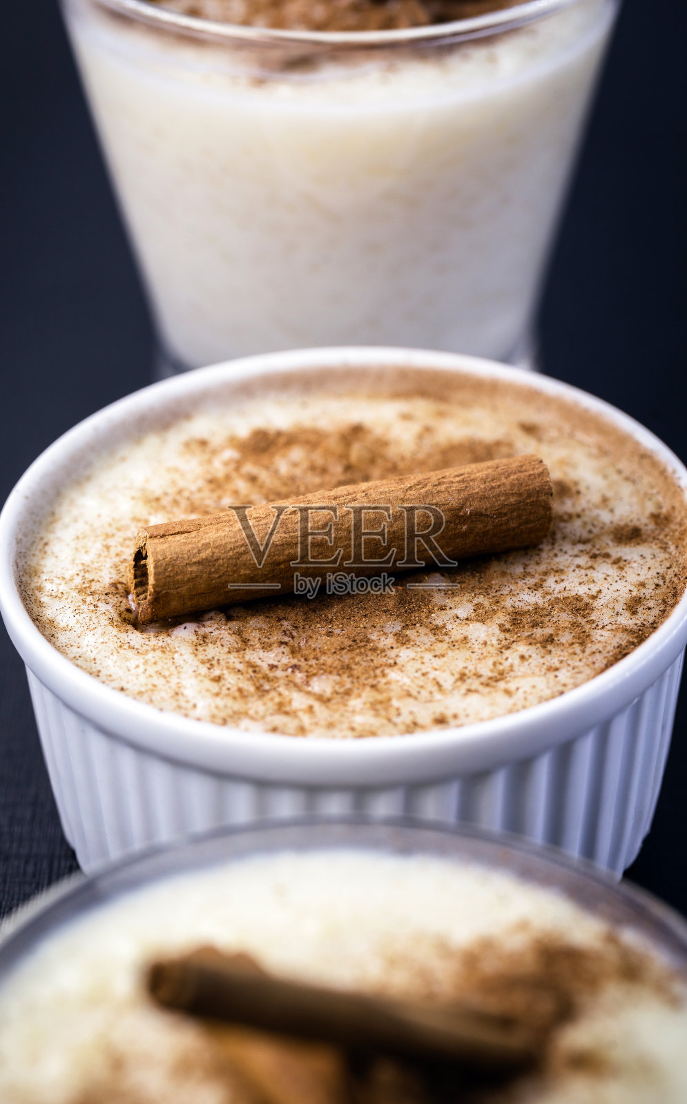 一罐罐肉桂米布丁。由大米、炼乳和椰子制成的典型巴西粥。6月和7月乡村聚会的典型巴西食物。美食旅游的概念。照片摄影图片