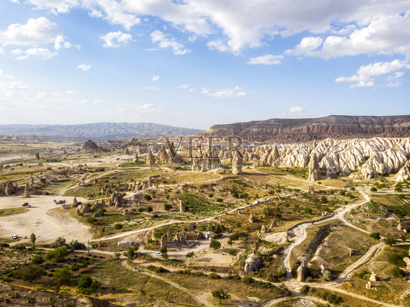戈雷米国家公园鸟瞰图，塔里希米帕克，土耳其。卡帕多西亚的典型岩层，有仙女般的烟囱和沙漠景观照片摄影图片