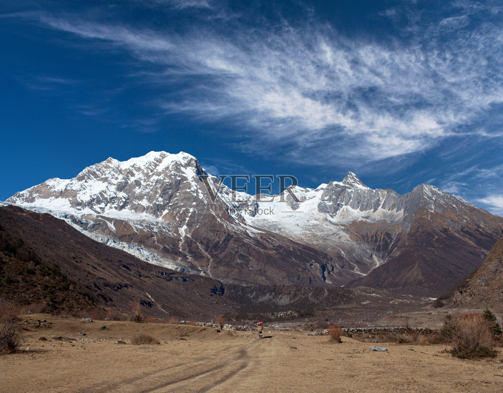 尼泊尔喜马拉雅山脉马纳斯鲁山保护区的马纳斯鲁山照片摄影图片