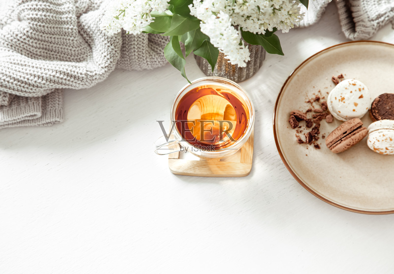 温馨的春茶和盛开的丁香。照片摄影图片