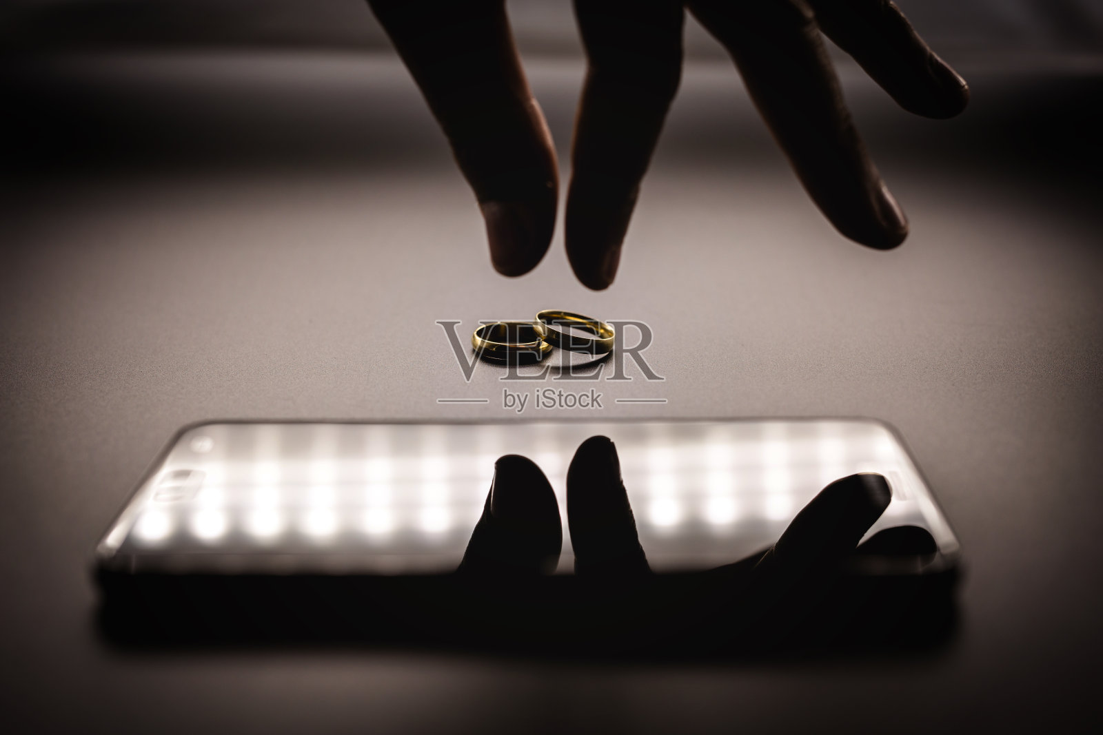 63、手离开联盟挨着另一个联盟，概念背叛关系。不忠或分离。照片摄影图片