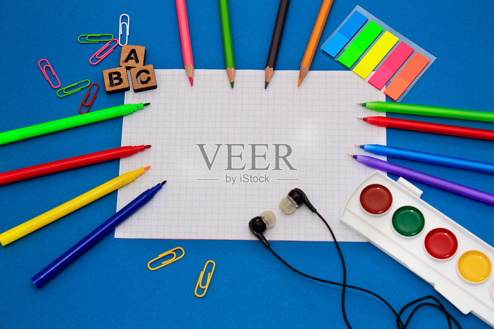 学校工具，器材，深蓝色背景照片摄影图片