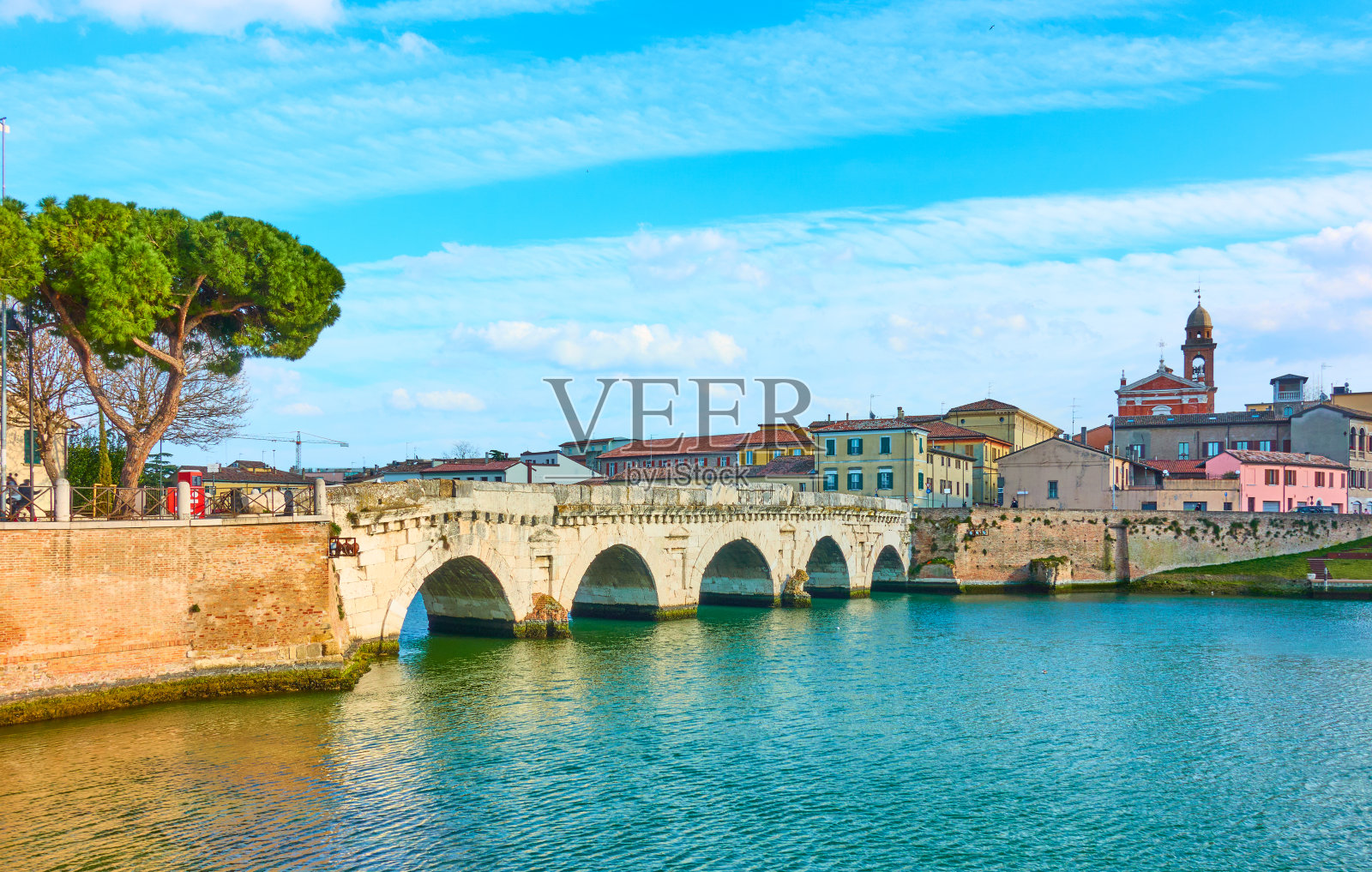 里米尼古城和提比略桥照片摄影图片