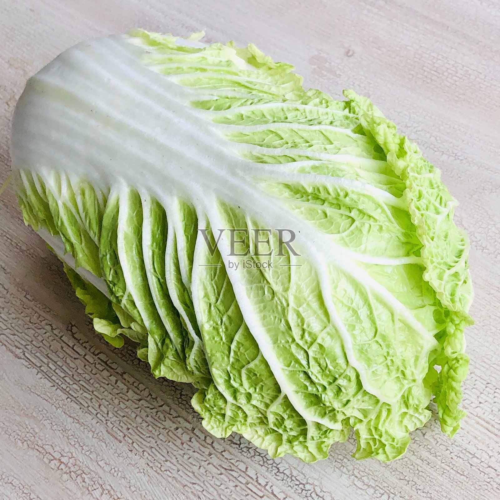 桌上放着新鲜的北京大白菜照片摄影图片