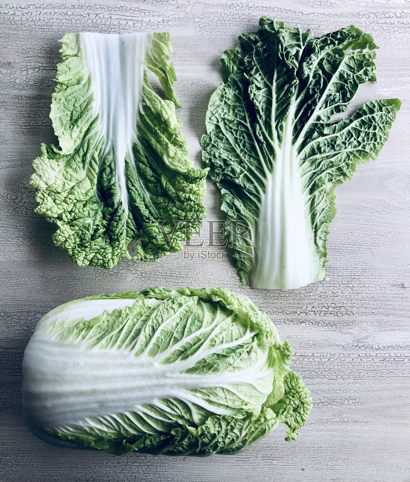 桌上放着新鲜的北京大白菜照片摄影图片