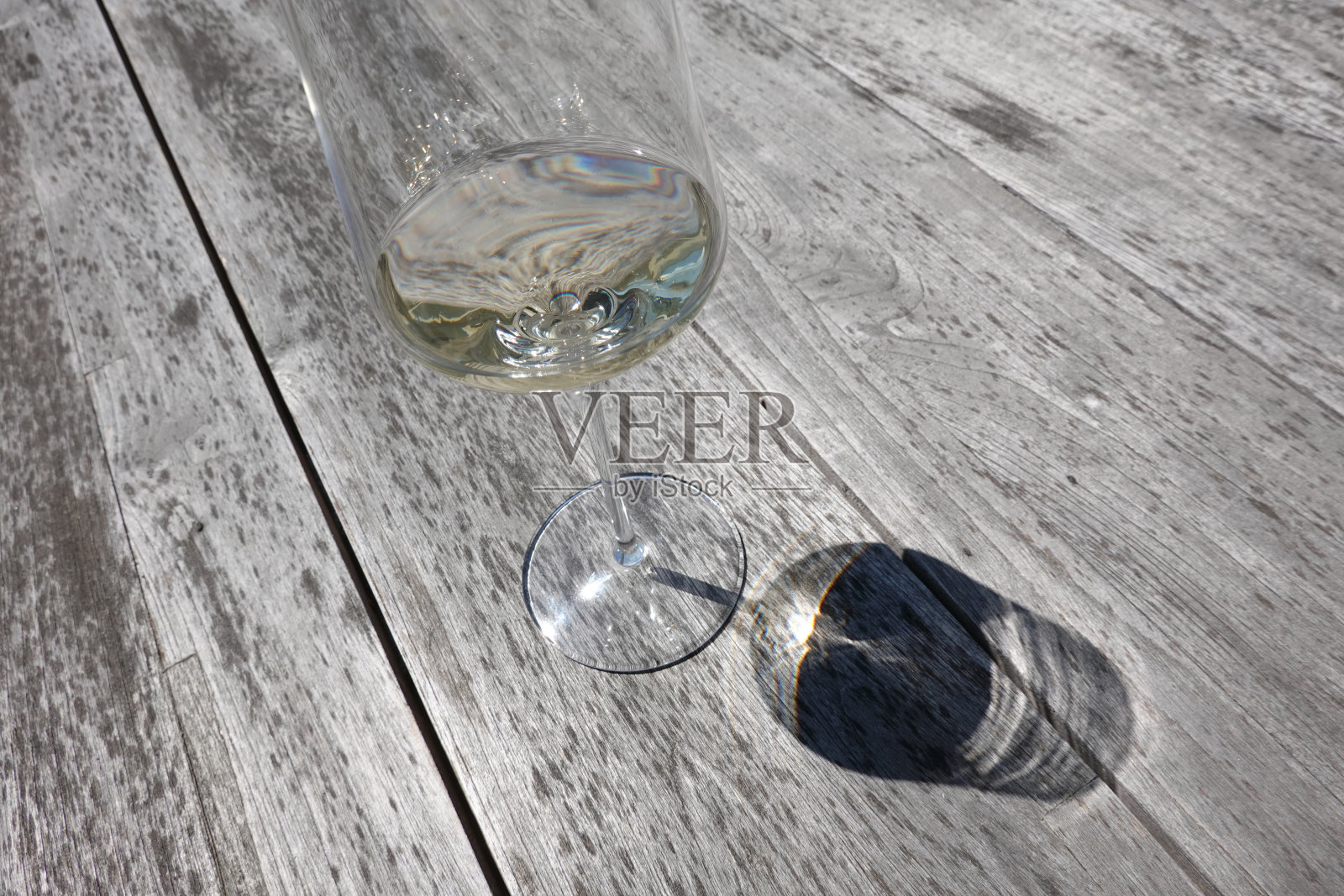 酒杯和灯罩放在一张木桌上照片摄影图片