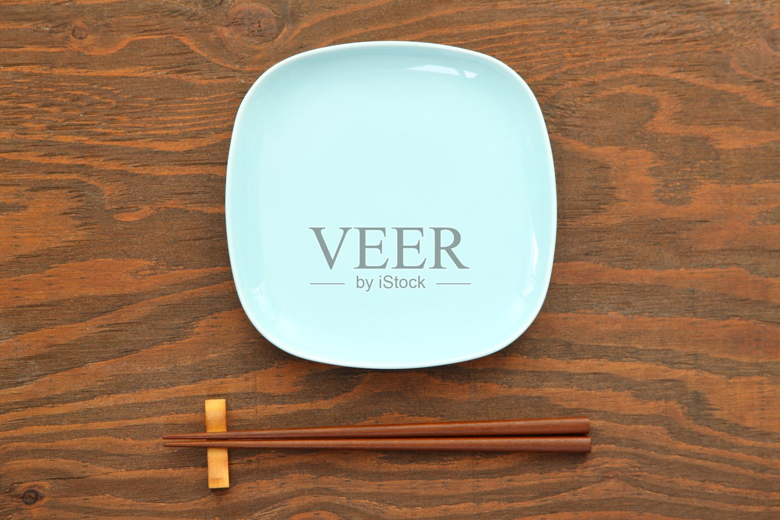 用筷子夹空盘子照片摄影图片