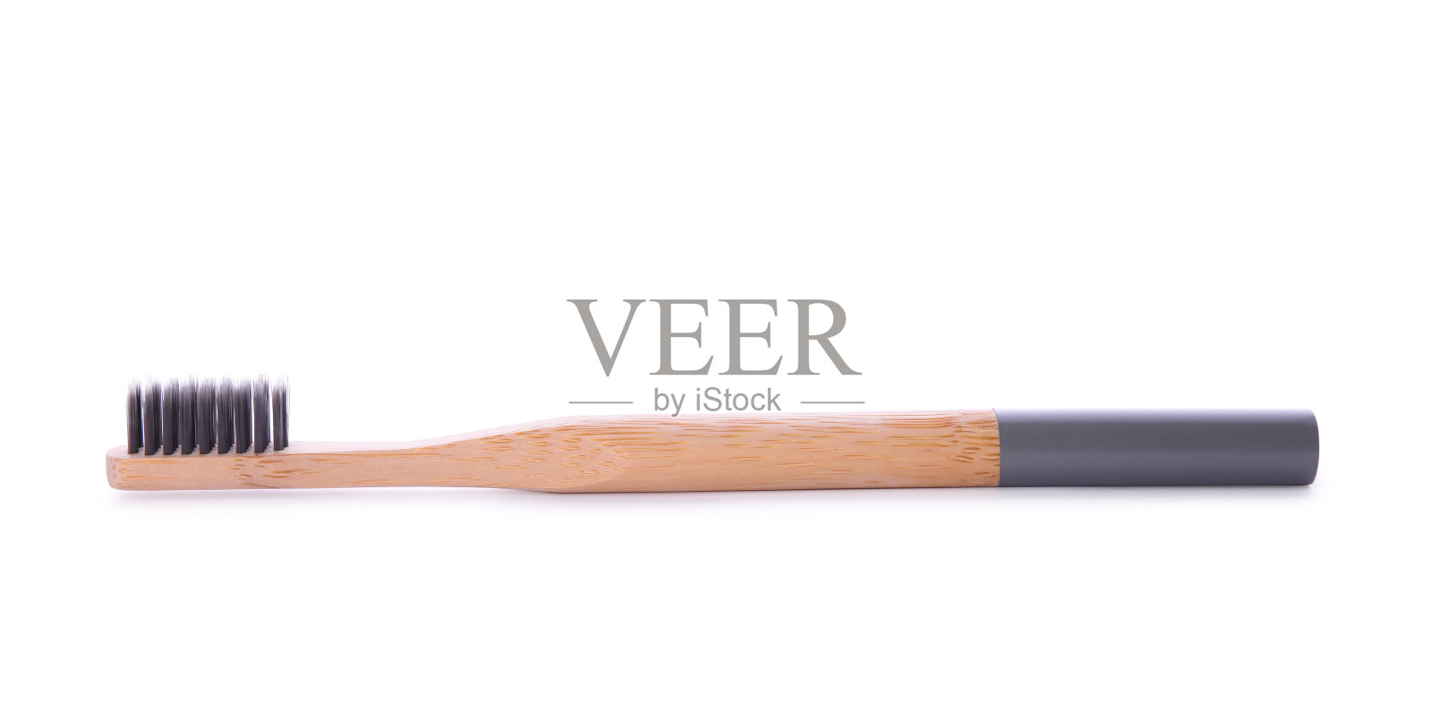 竹制牙刷孤立在白色背景上。灰色刷毛的木制牙刷。零废物理念，生物可降解材料照片摄影图片