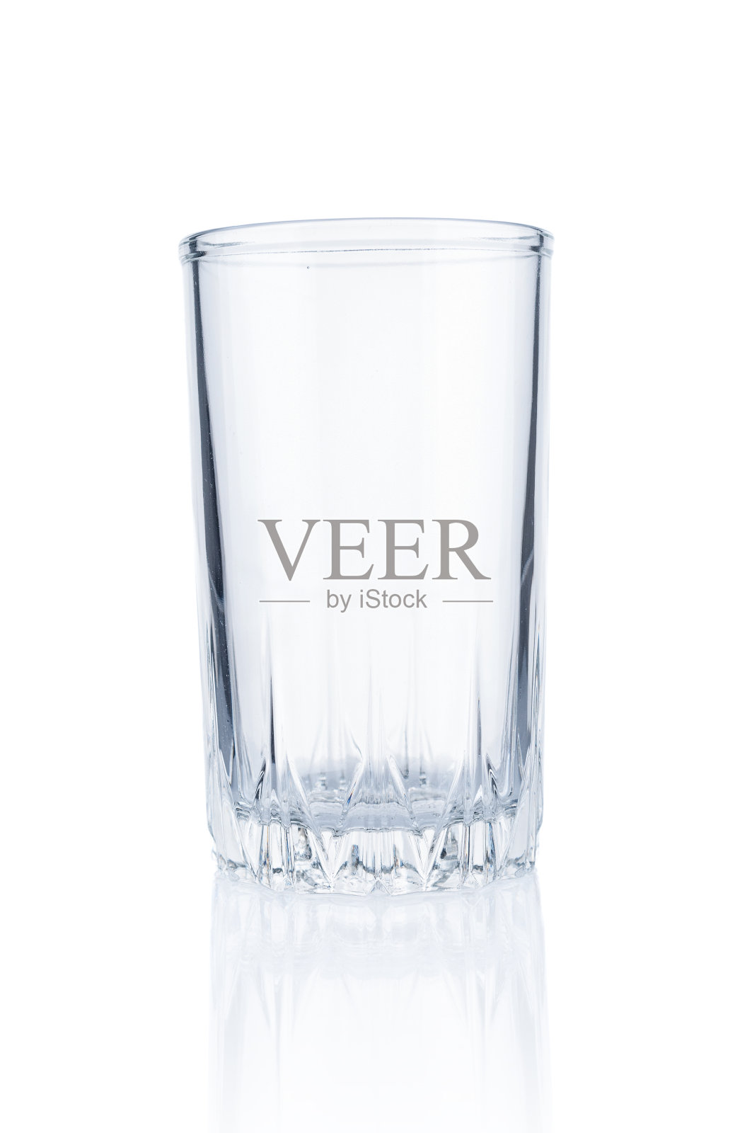 空玻璃靠近孤立的白色背景照片摄影图片