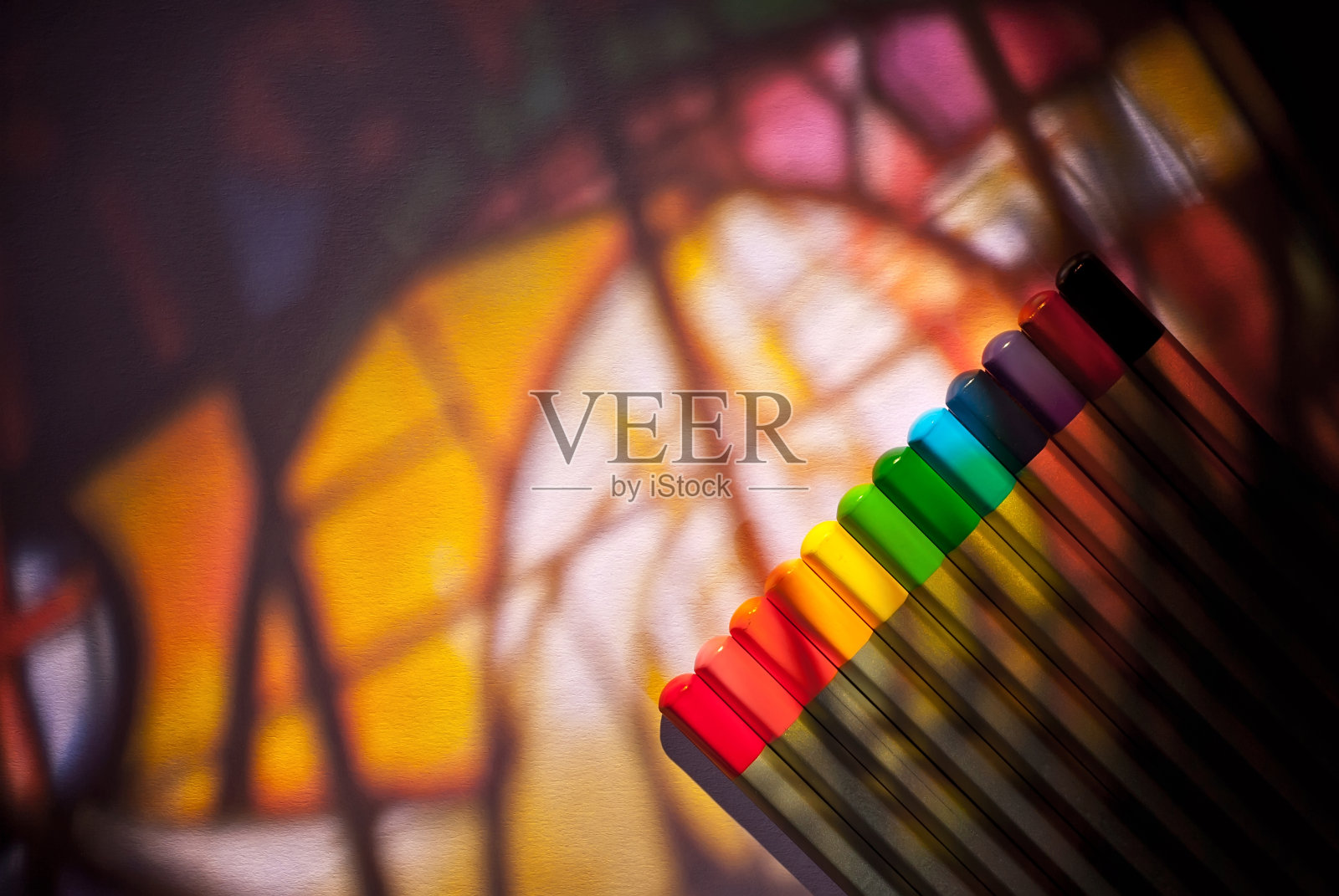 彩色铅笔在纸上的背景接近。大量的铅笔与反差的戏剧性的光线。文本的自由拷贝空间。模型。照片摄影图片