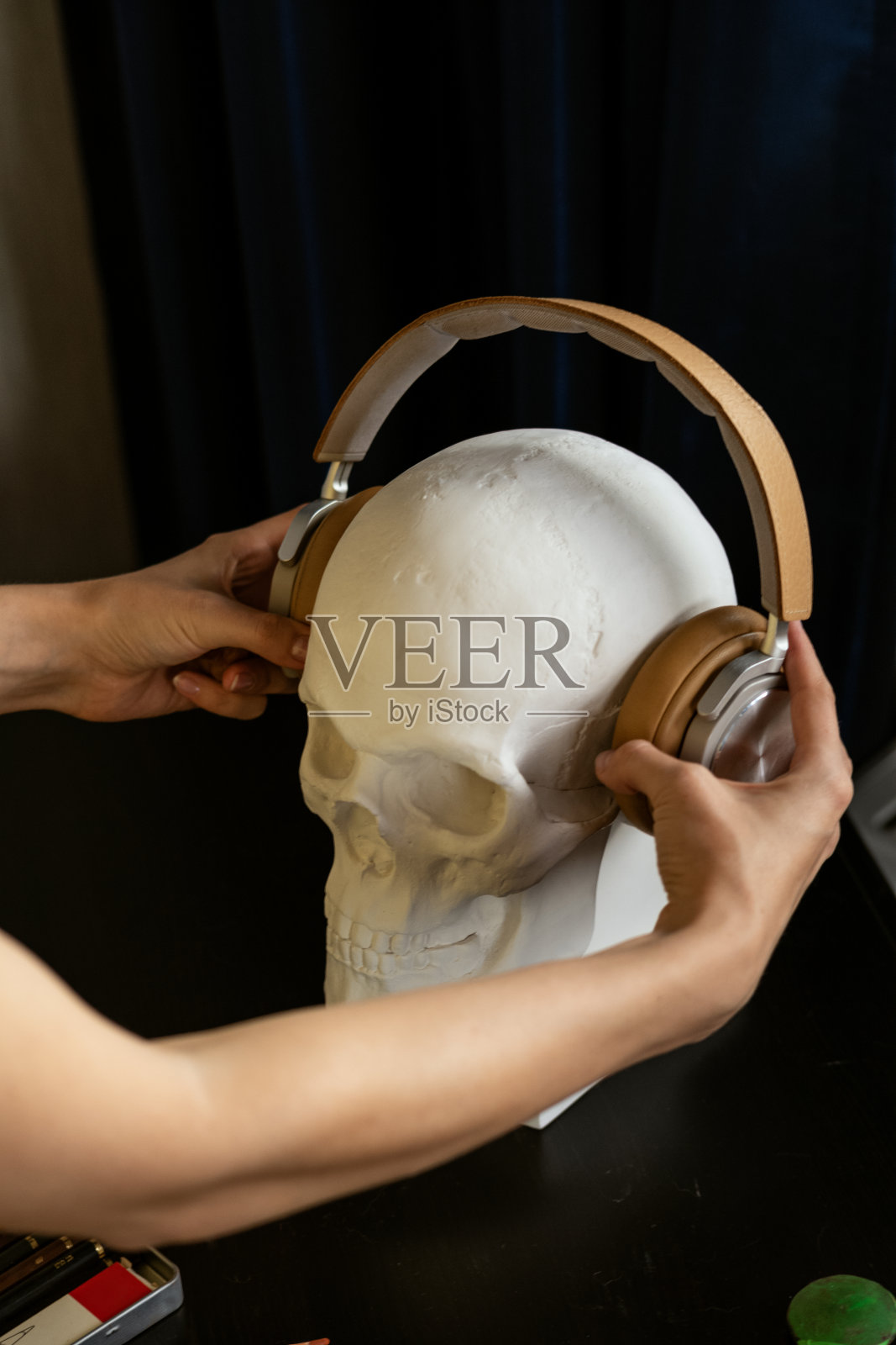 迷人的女人把耳机戴在头骨上照片摄影图片