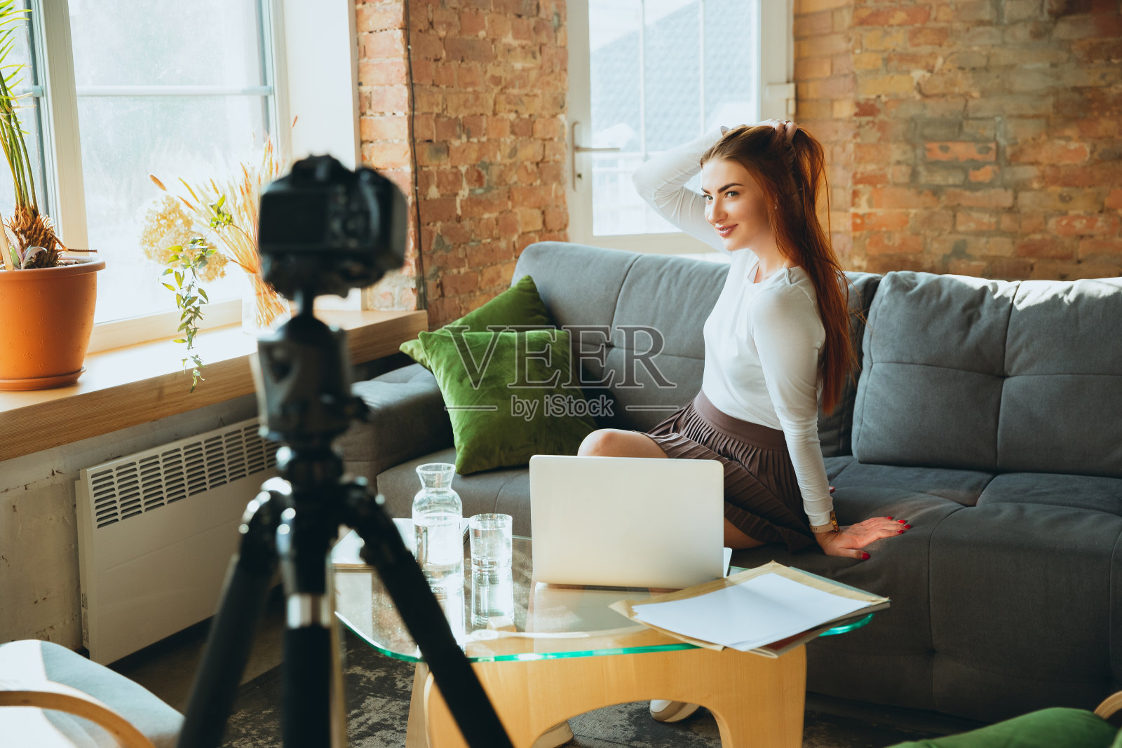 一名白人女子在网上演唱时在家被隔离，令人印象深刻的即兴表演，跳舞照片摄影图片