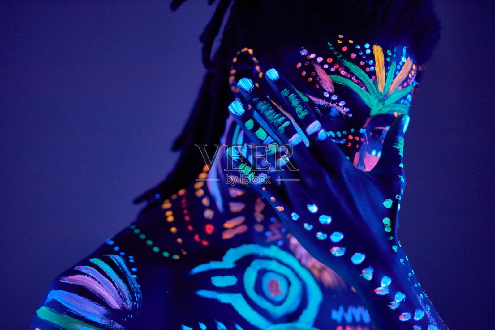 人在UV漆隔离，深色背景照片摄影图片