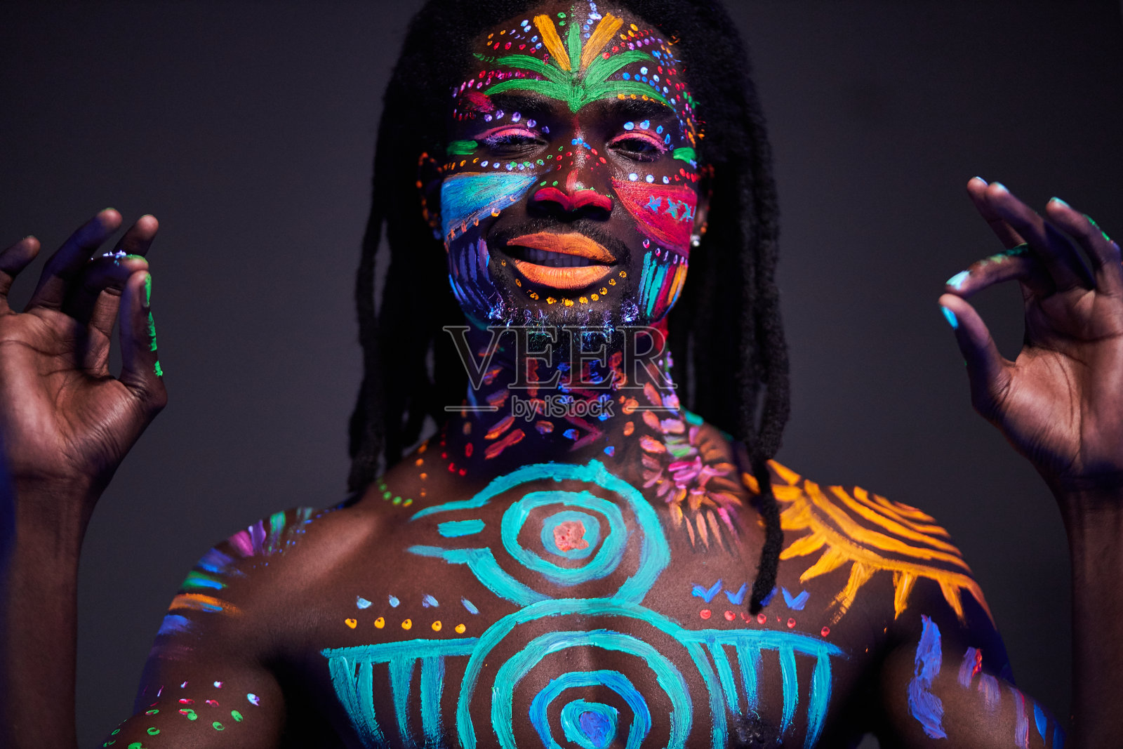 平静的非洲人表现出冷静的姿态照片摄影图片