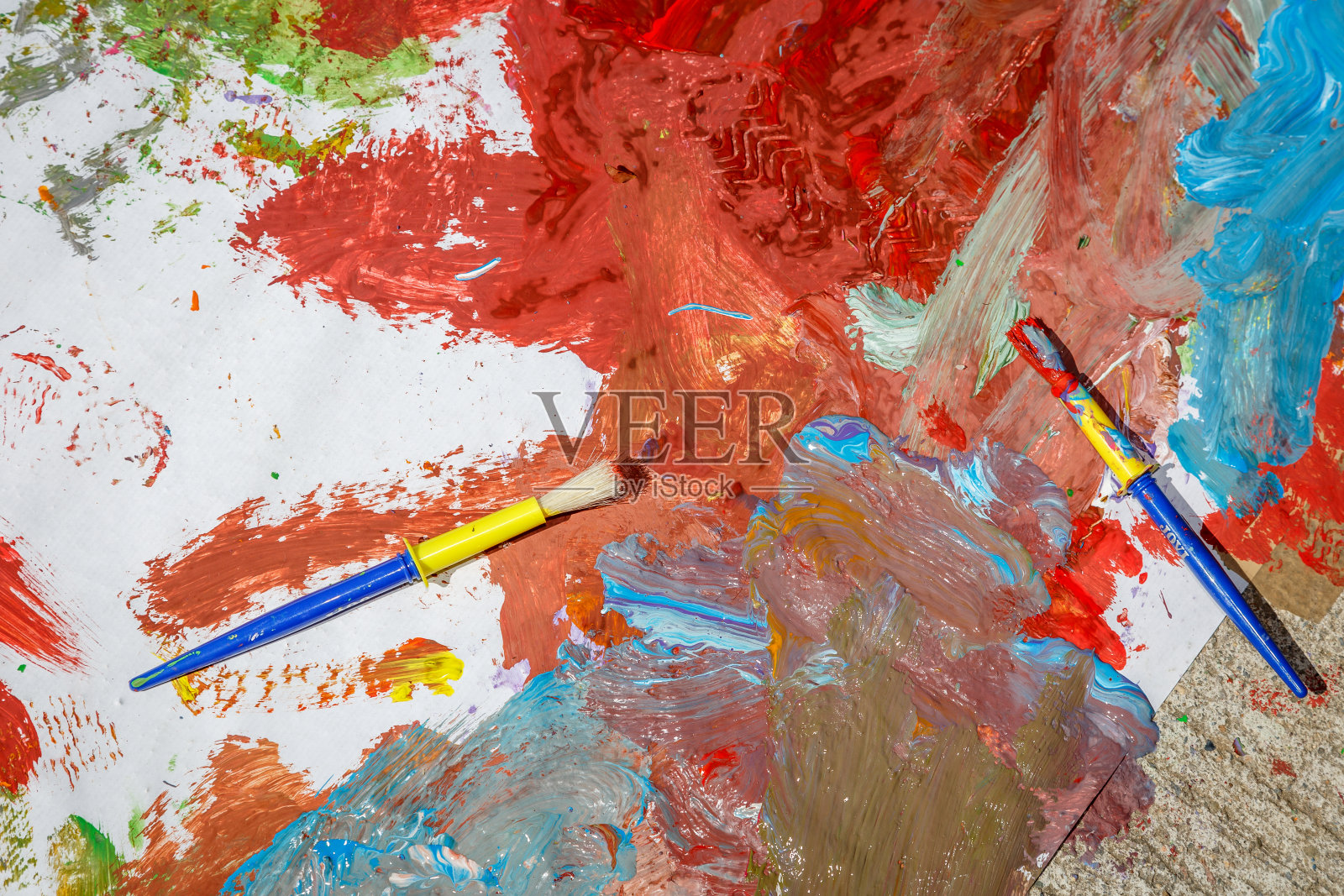 用画笔在白色的抽象纸上作画。照片摄影图片