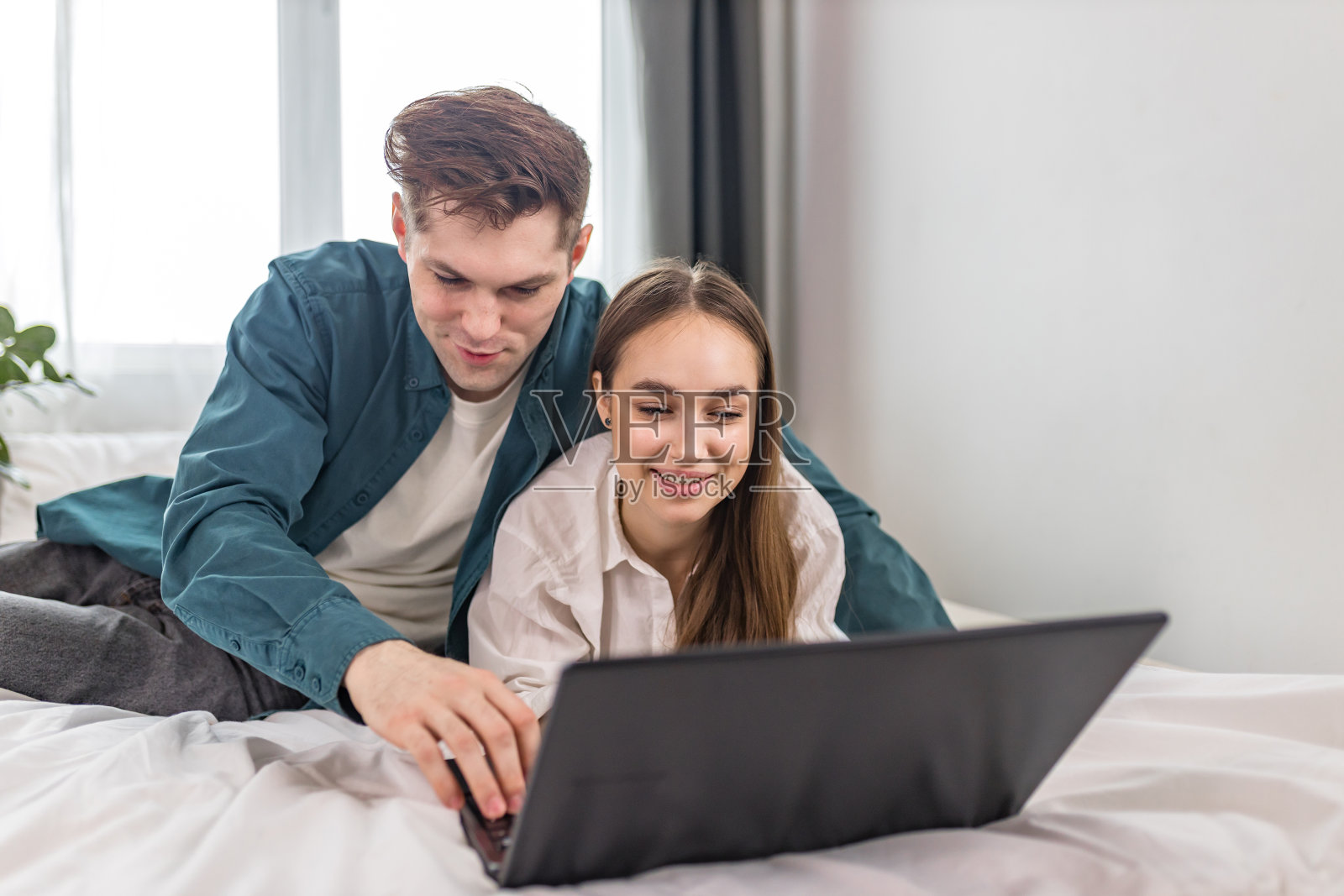 白种夫妇在家休息照片摄影图片