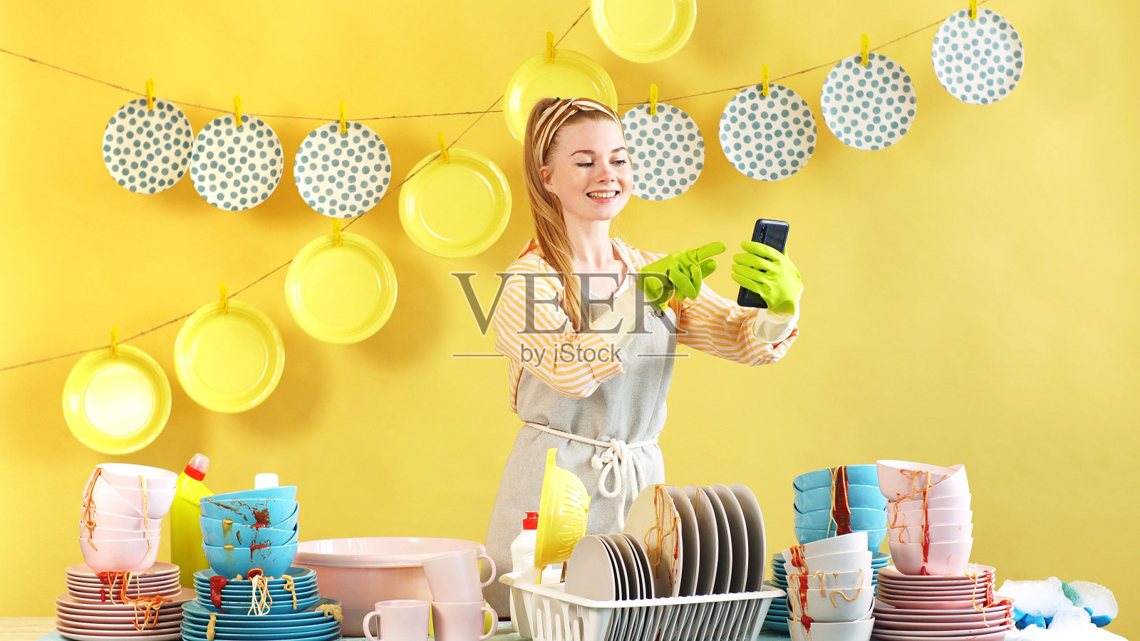 快乐的女人享受厨房里的家务照片摄影图片