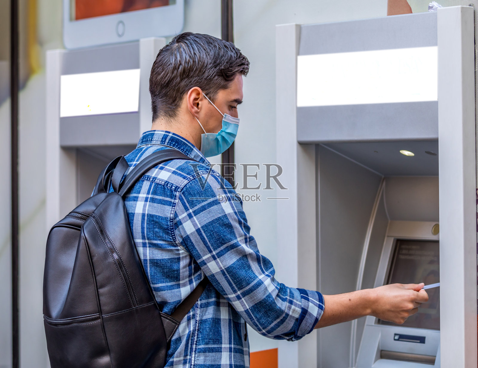 我会把卡上的钱都拿走，也许银行会倒闭照片摄影图片