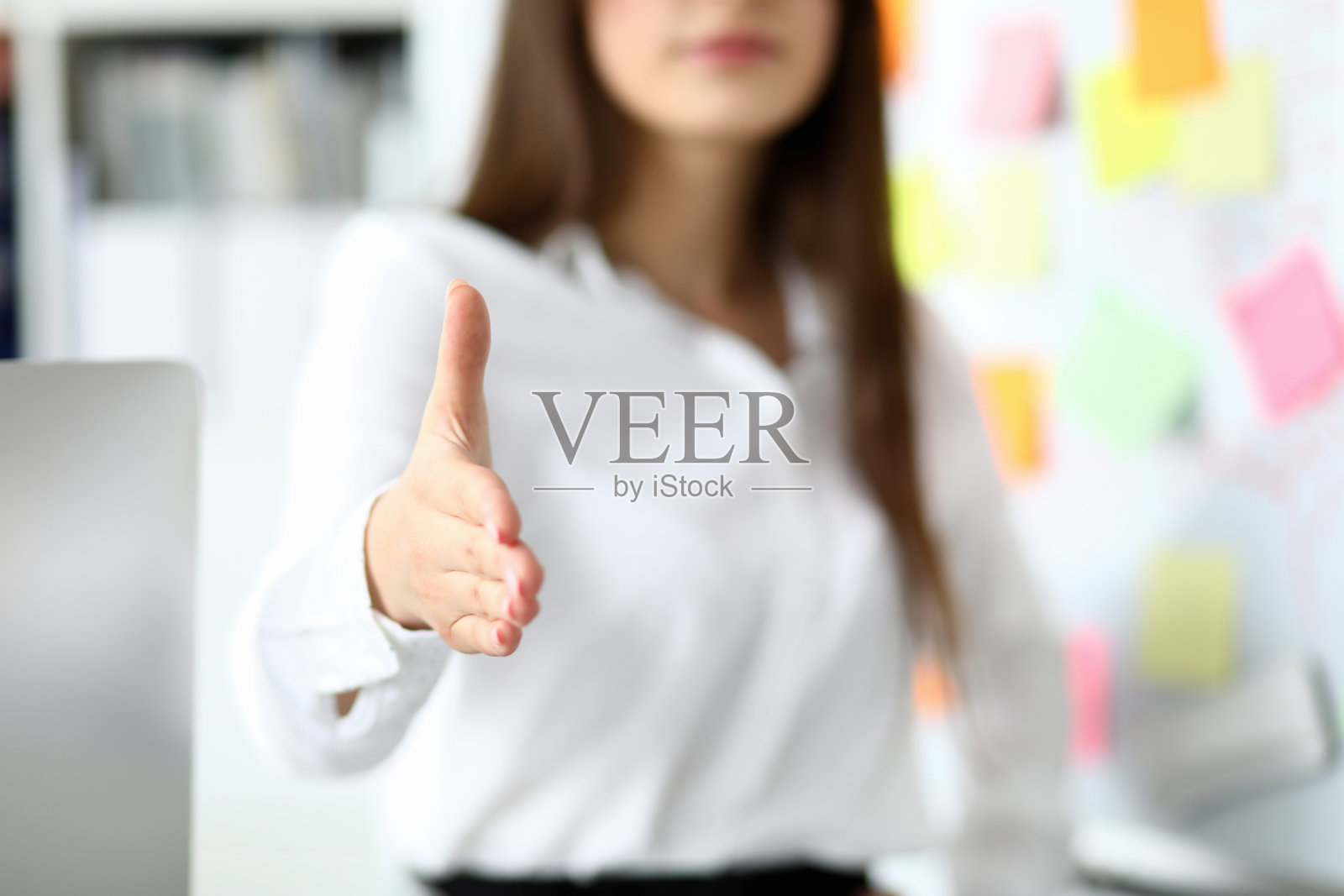 开朗的女职员欢迎业务伙伴照片摄影图片