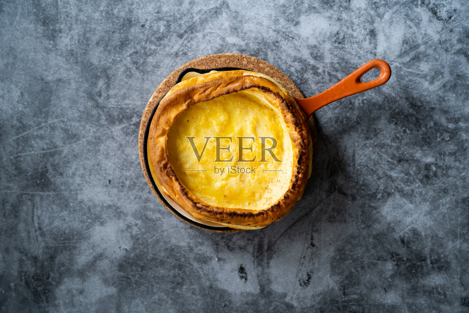 荷兰婴儿德国平锅煎饼。照片摄影图片