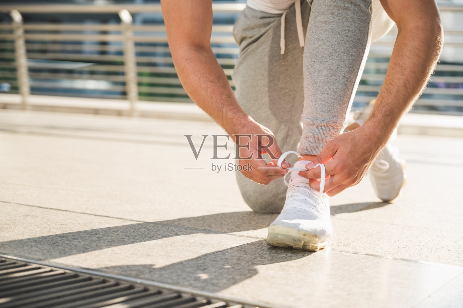 运动员男性手系鞋带在跑鞋上照片摄影图片
