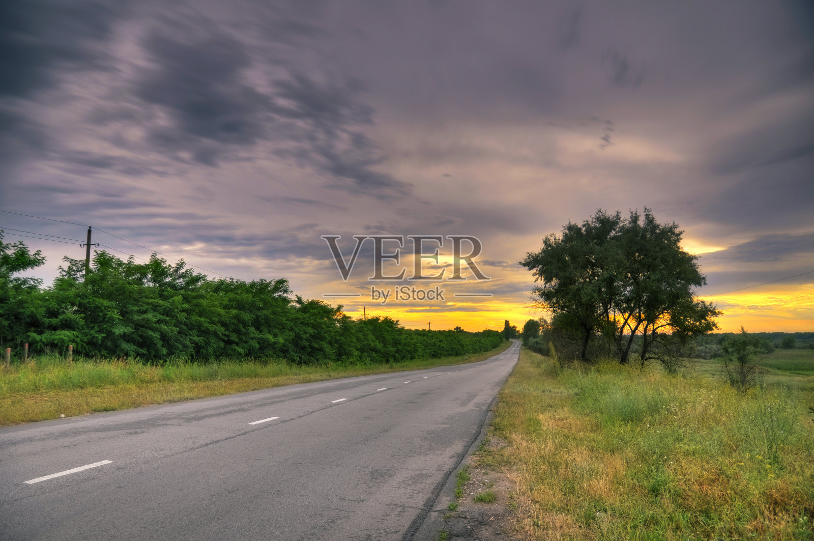 日落时空旷的柏油路照片摄影图片