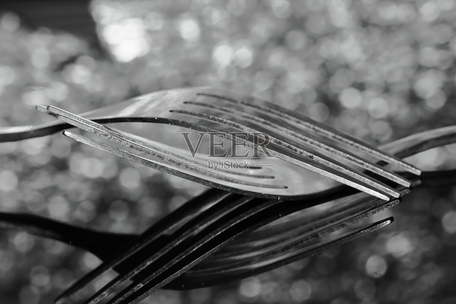 在餐馆吃食物时，用叉子凑近照片摄影图片